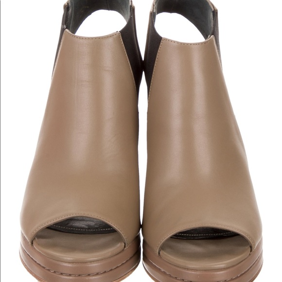 🌈2xHP🌈🌈 Balenciga taupe leather wedge sandals. - Picture 4 of 7
